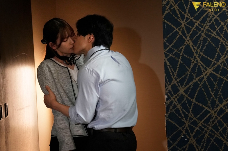 FNS-193 screenshot 3 I'm the one kneeling. My owner is a new employee. The female CEO, whose desire to be dominated is exposed, abandons her pride and falls into ecstatic pet sex. Akari Tsumugi